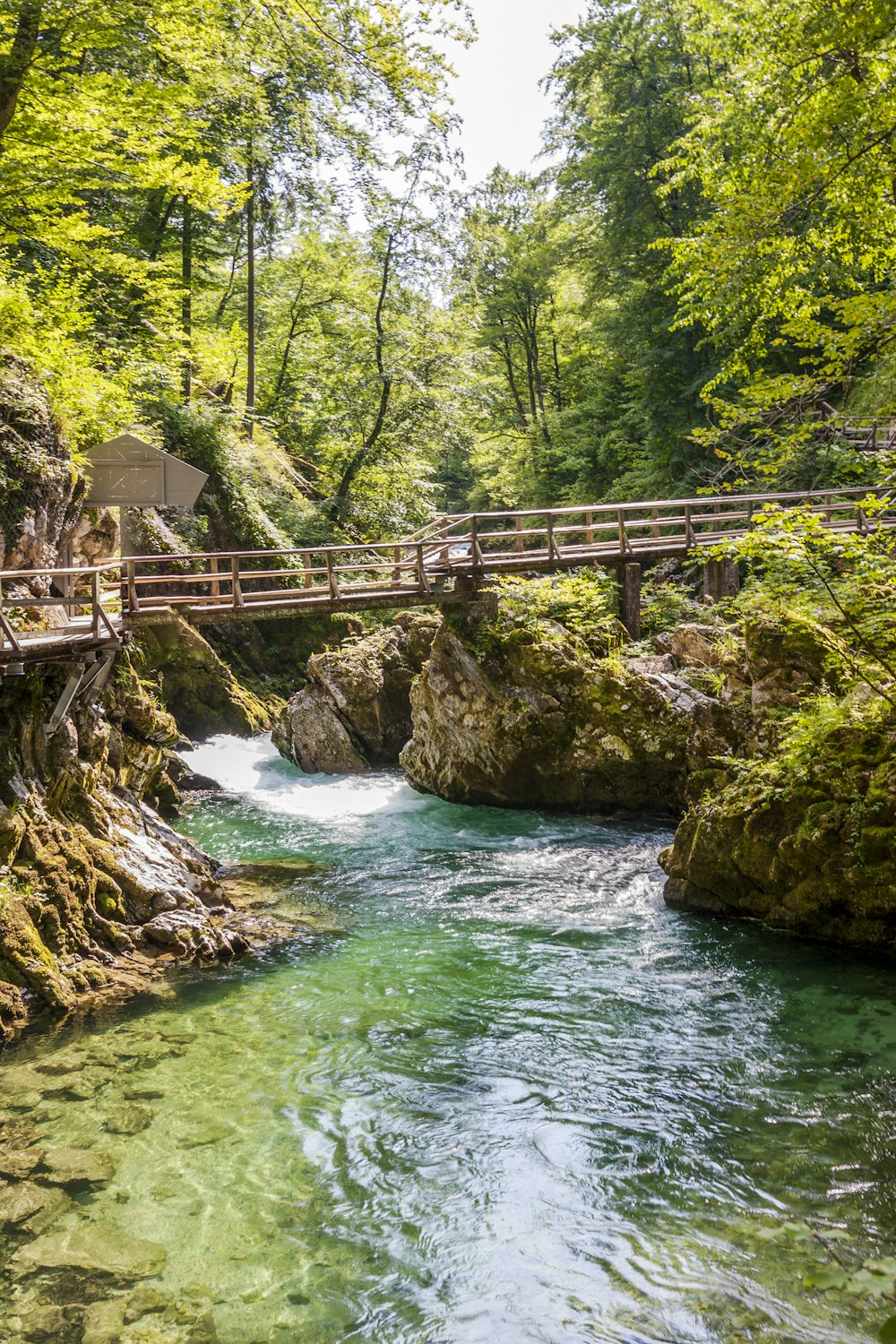 Puente de madera marrón sobre el río