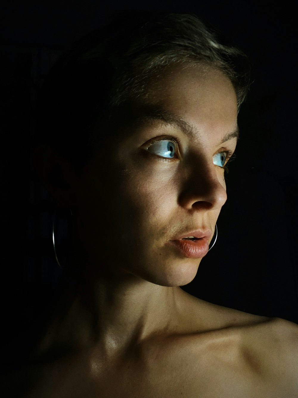 mujer en topless con ojos azules