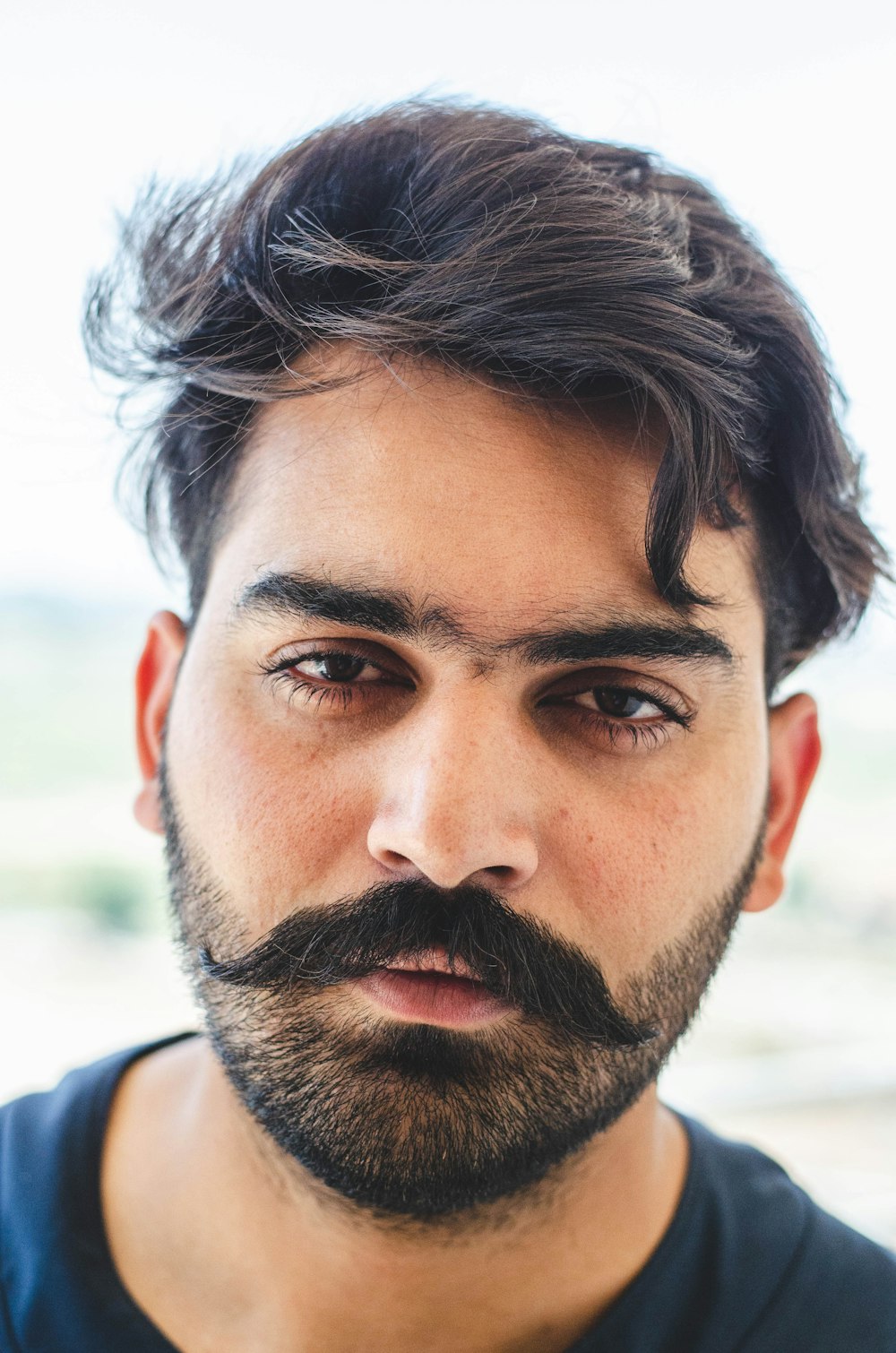 Hombre con camiseta sin mangas azul