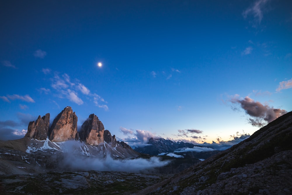 montanha coberta de neve sob o céu azul durante o dia