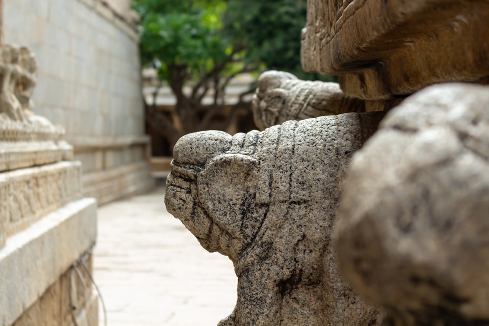 statua di cemento grigio durante il giorno