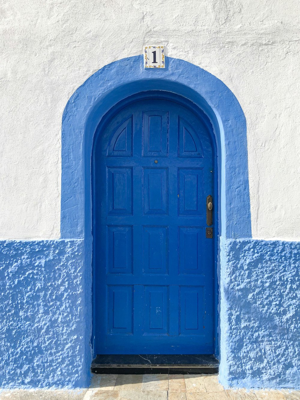 Puerta de madera azul de 6 paneles