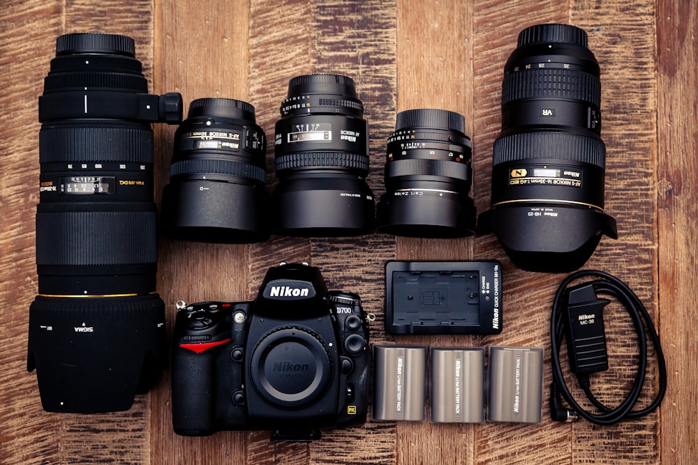 Schwarze Nikon DSLR-Kamera auf braunem Holztisch