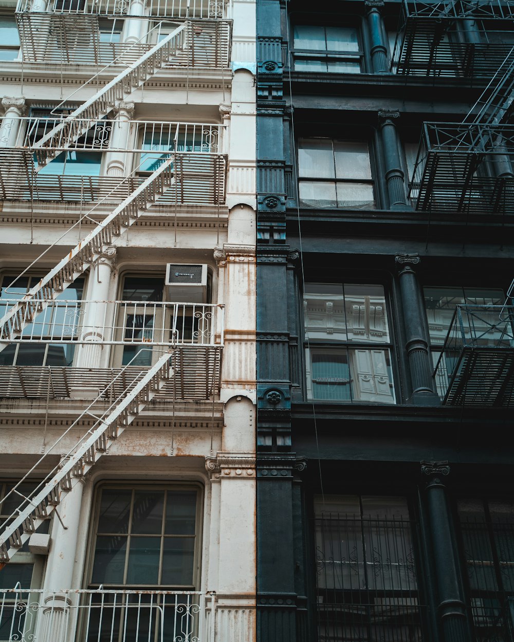 edifício de concreto marrom e branco