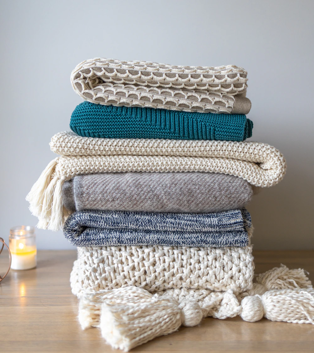 Roupa de cama limpa e organizada após lavagem profissional