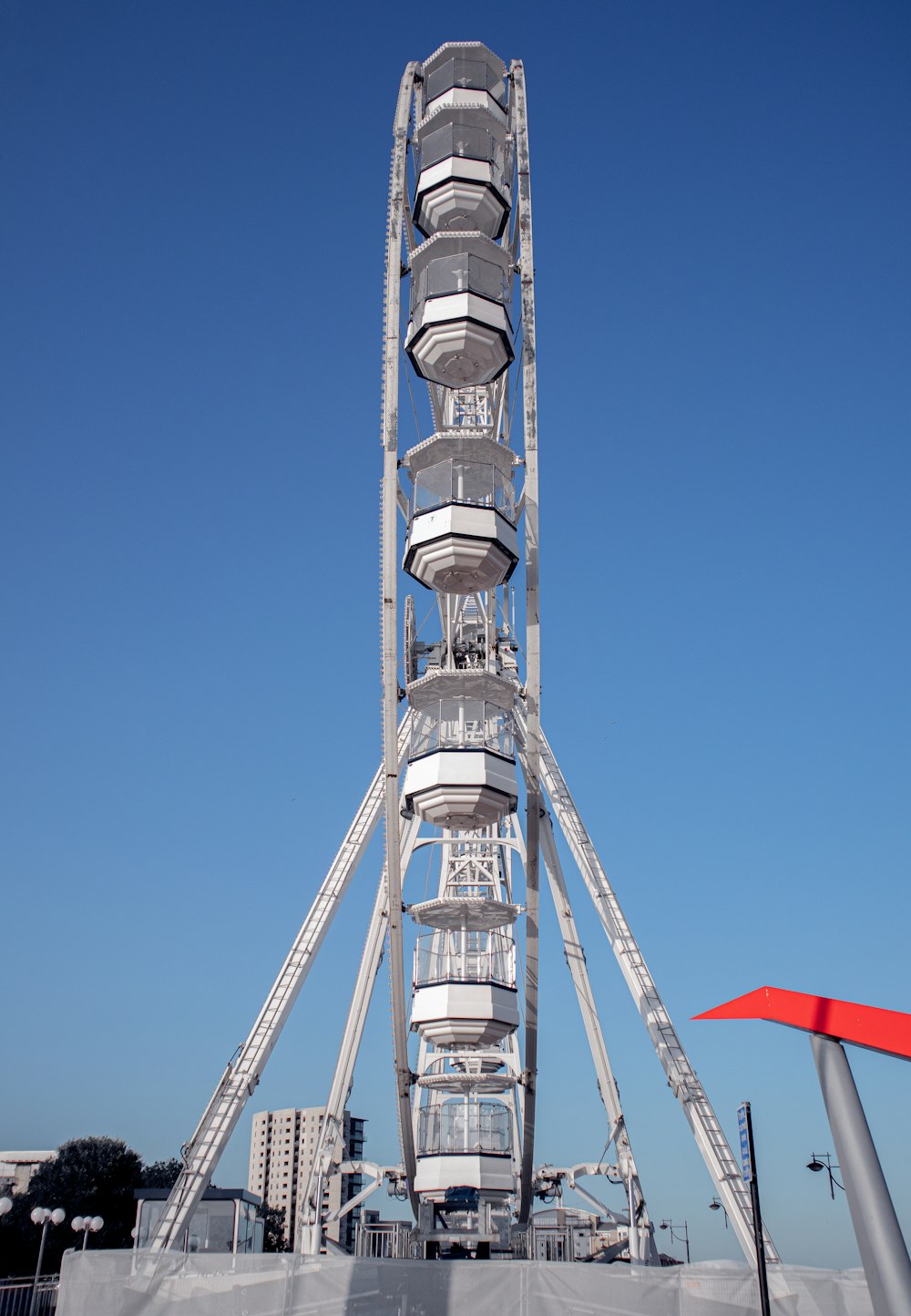 weißer und roter Turm tagsüber unter blauem Himmel