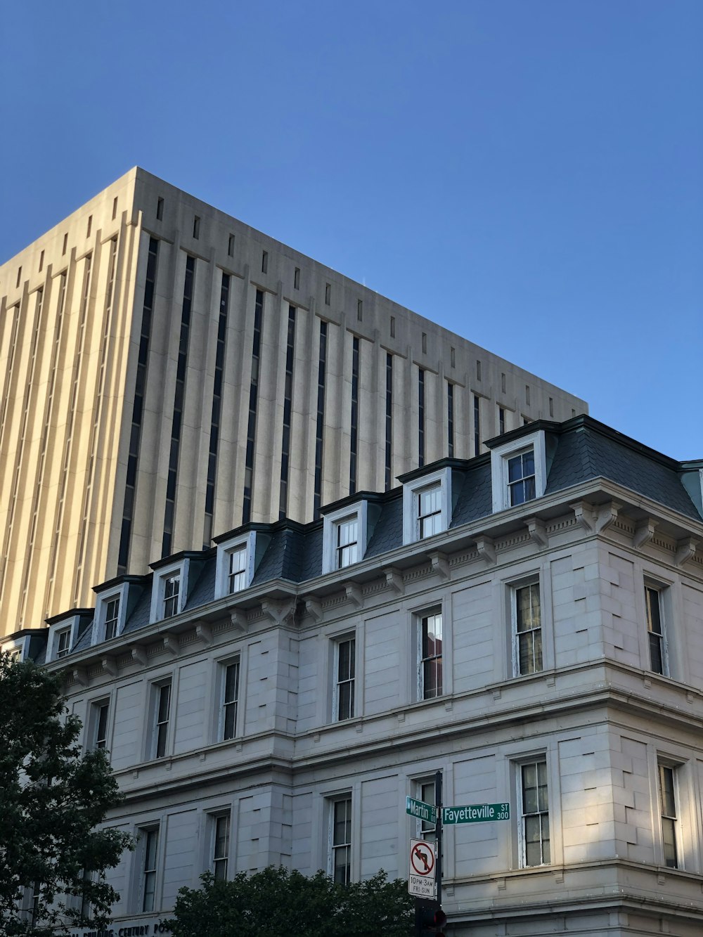 Edificio de hormigón marrón durante el día