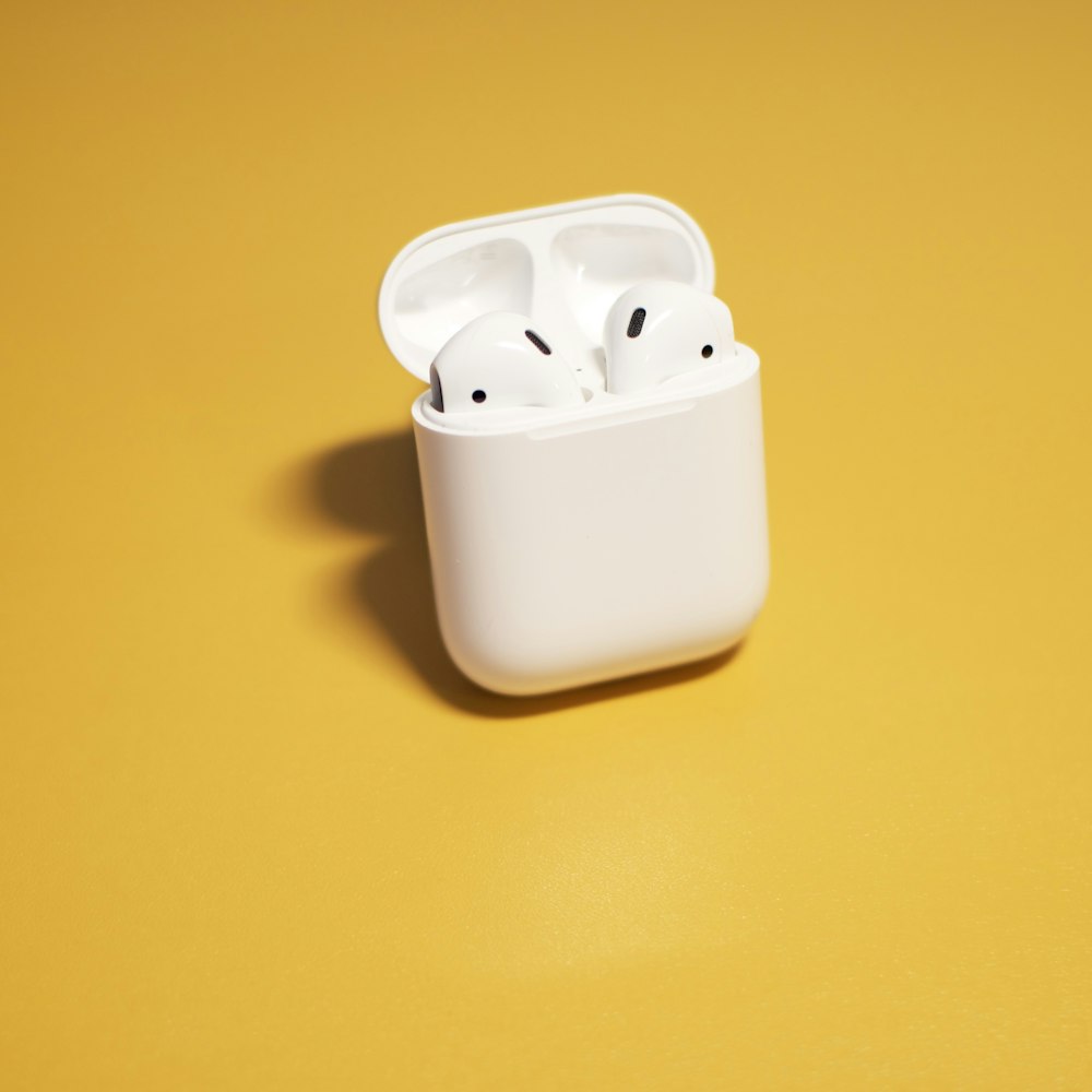 Custodia di ricarica Apple AirPods bianca