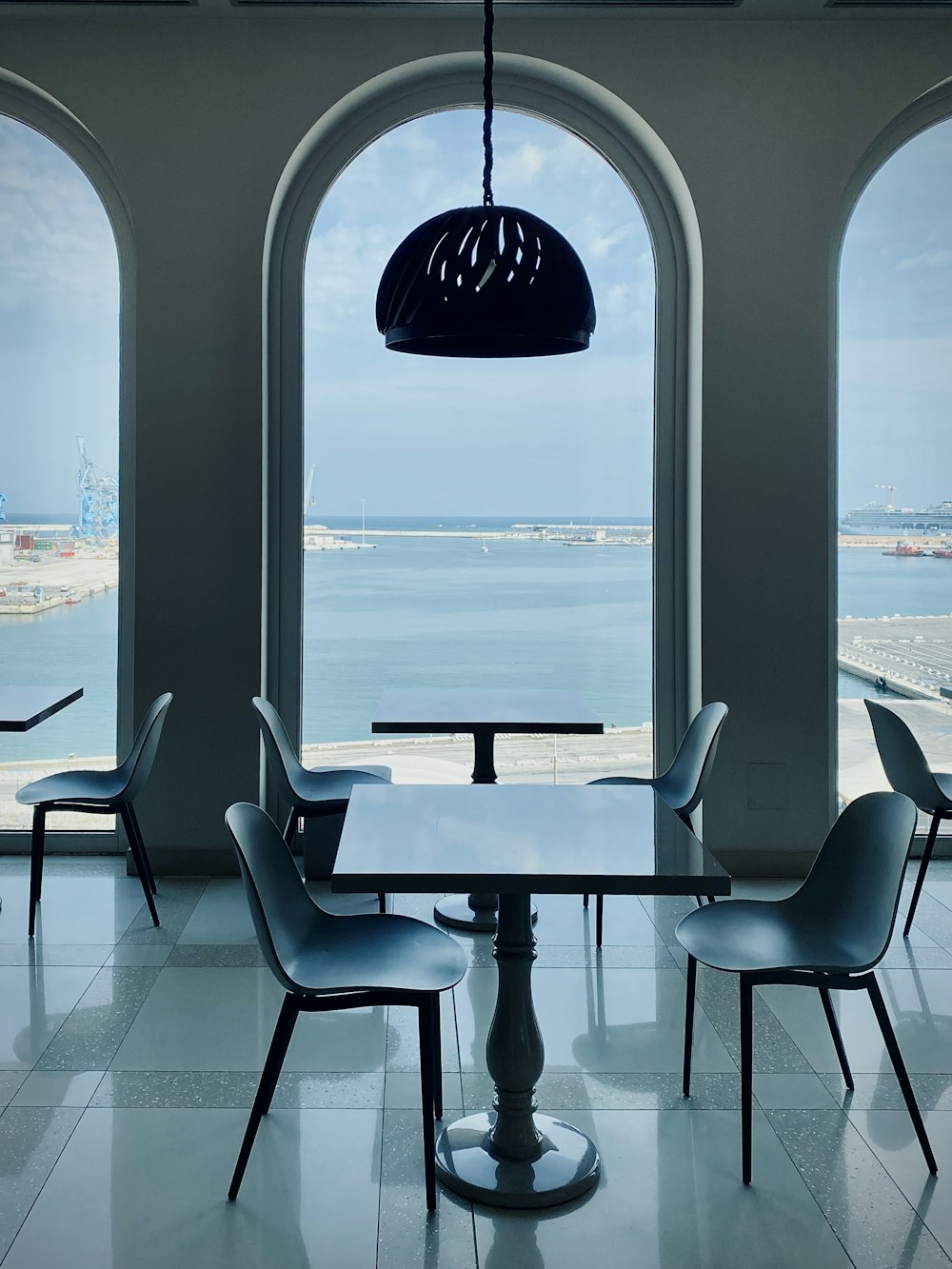 Table et chaises en bois noir