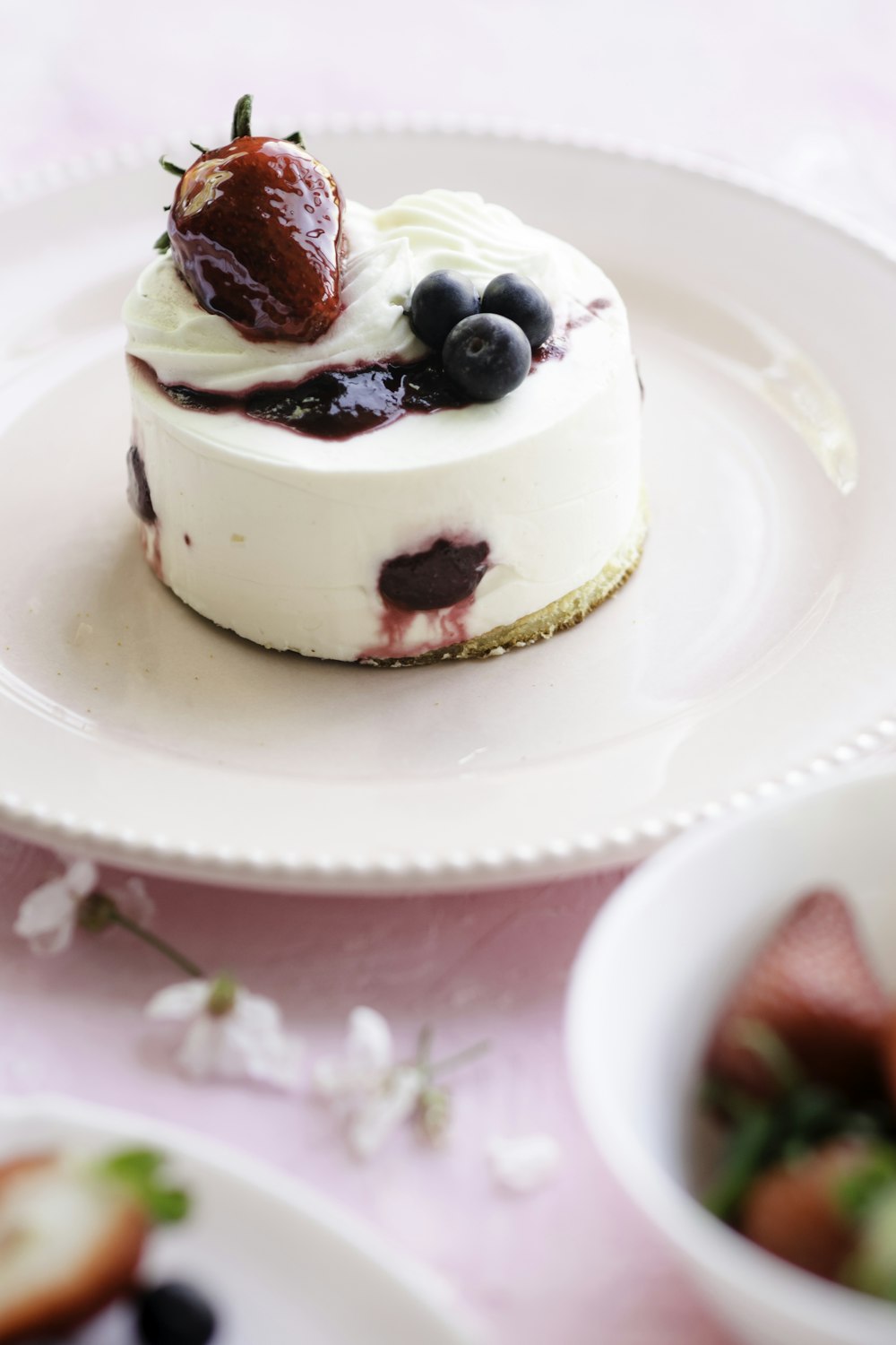 weißer und brauner Kuchen auf weißem Keramikteller