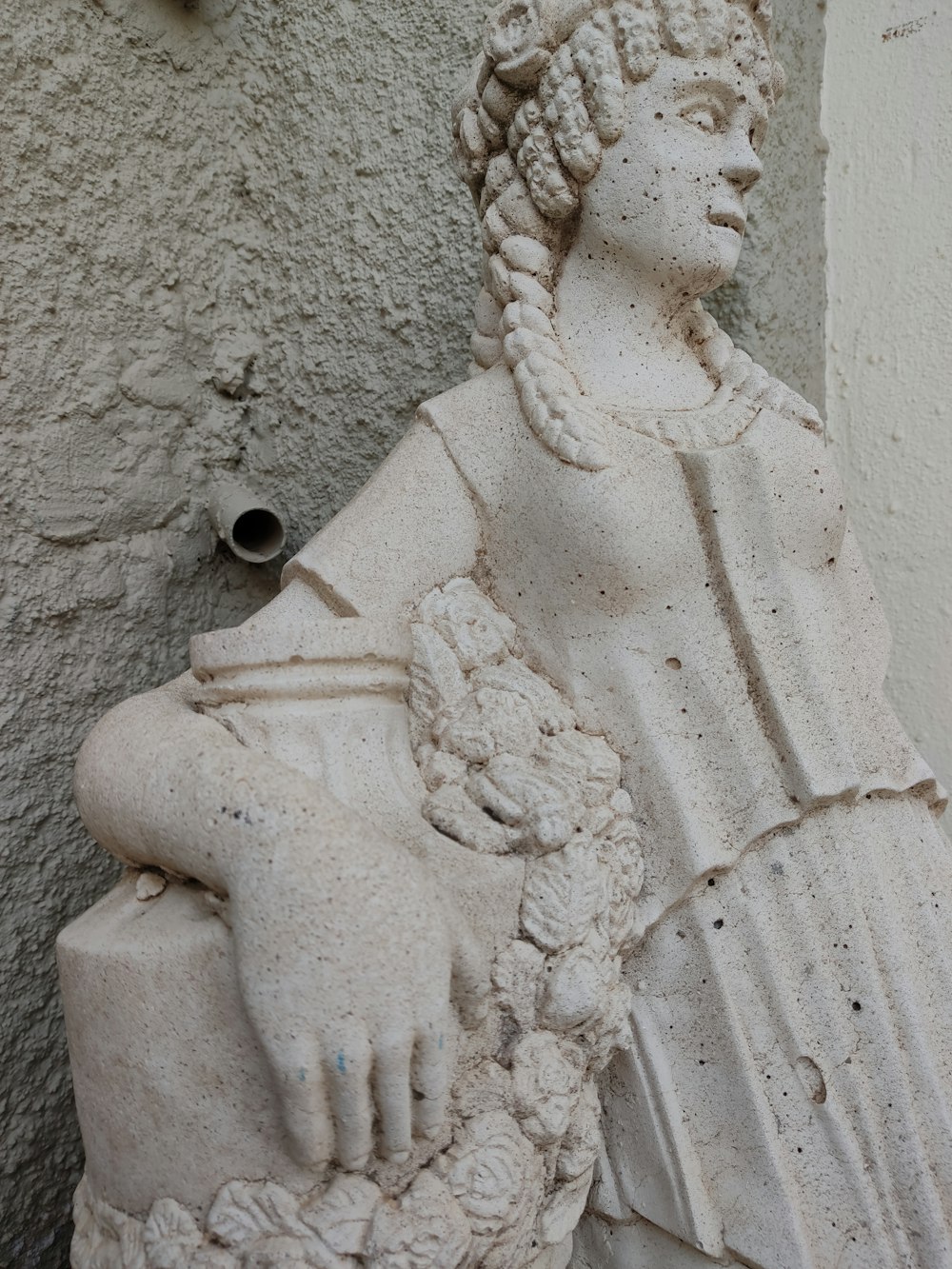 Statue en béton blanc sur sable brun