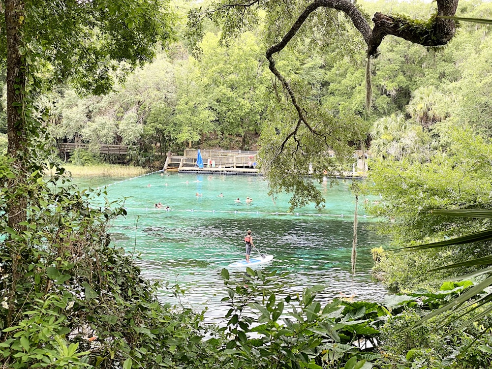 Frau im weißen Bikini im Wasser