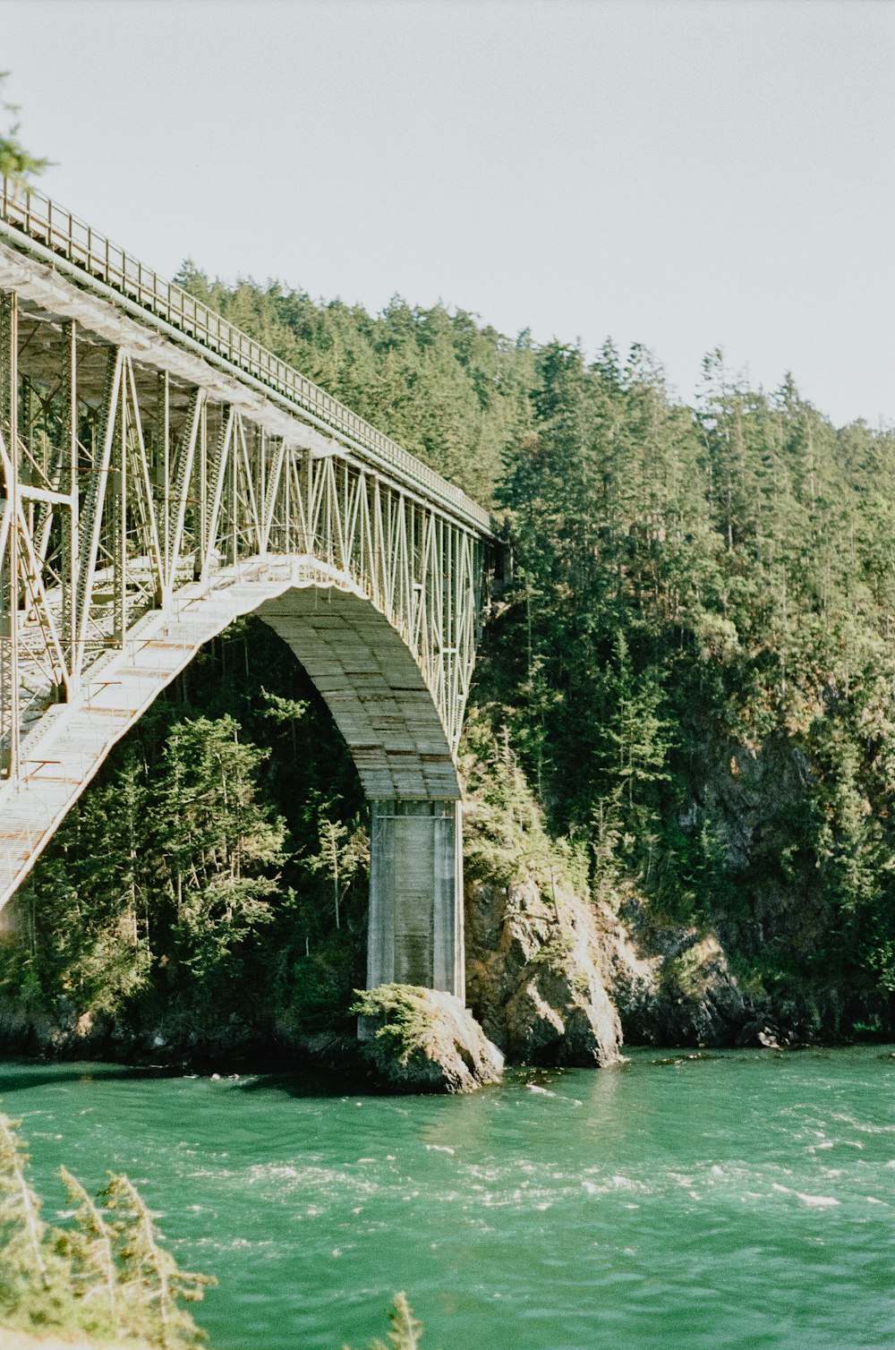 Puente de hormigón gris sobre el río