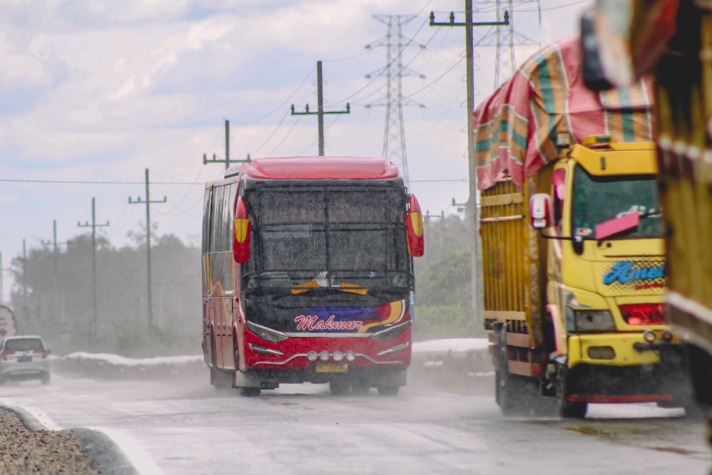 camion rouge et jaune sur un sol enneigé pendant la journée