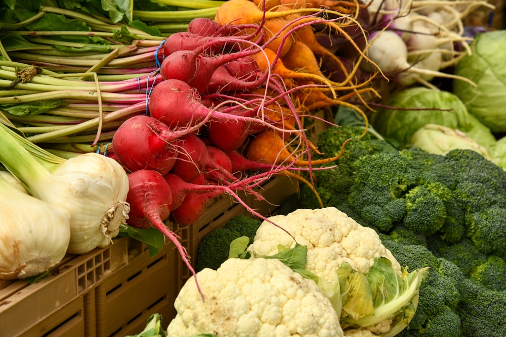 Légumes rouges et verts sur panier tressé brun