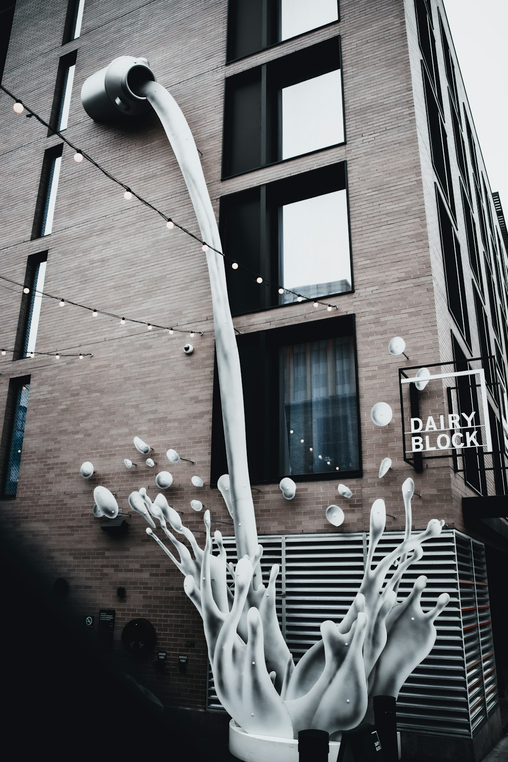 Edificio de ladrillo marrón con marco de ventana de metal blanco