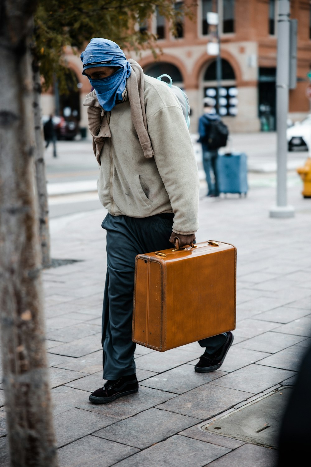 Uomo in giacca marrone e jeans blu in piedi accanto alla scatola marrone  foto – Marrone Immagine gratuita su Unsplash