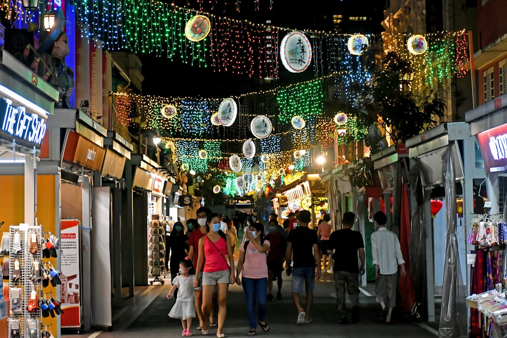 personas que caminan por la calle durante la noche