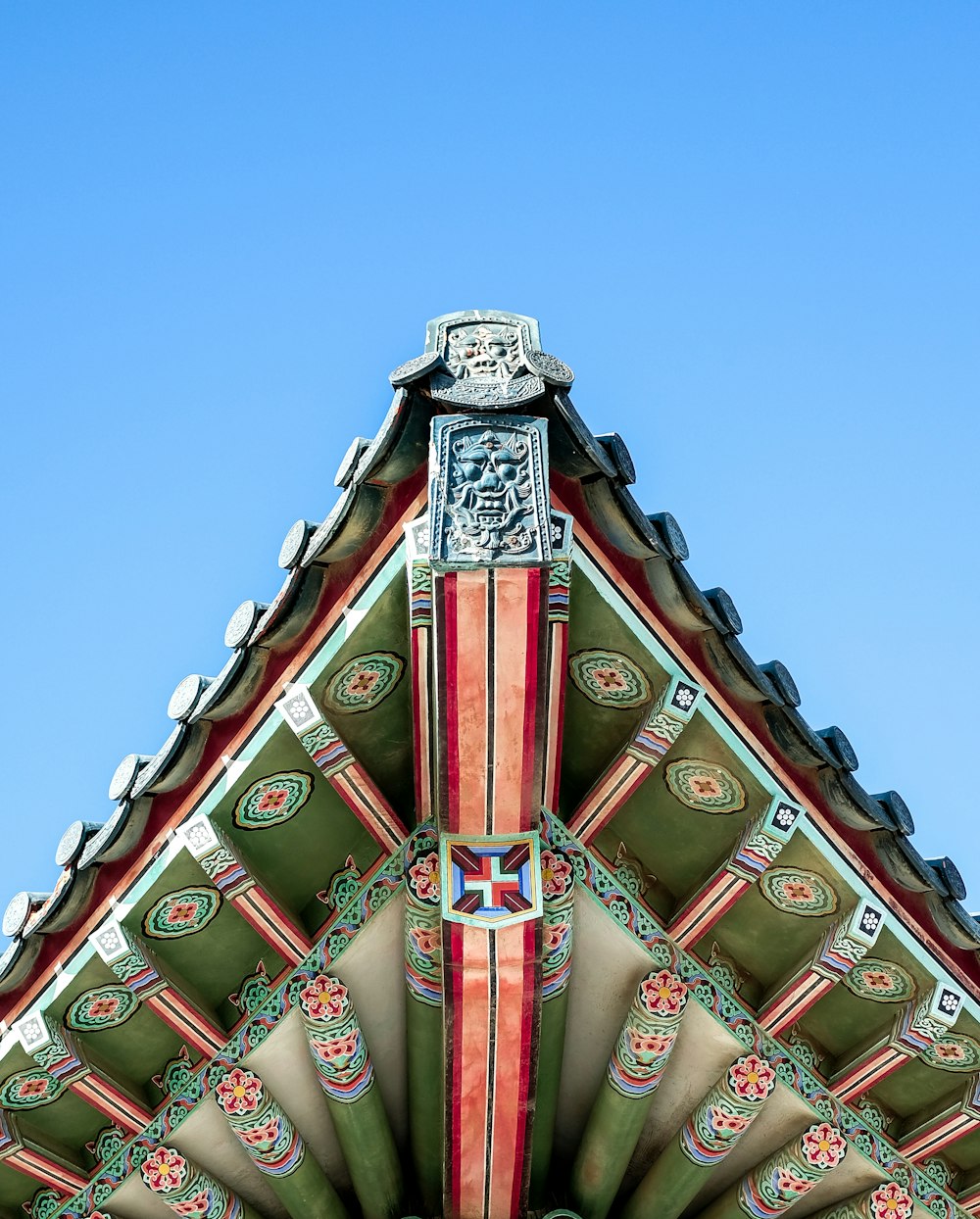 Edificio de hormigón rojo y blanco