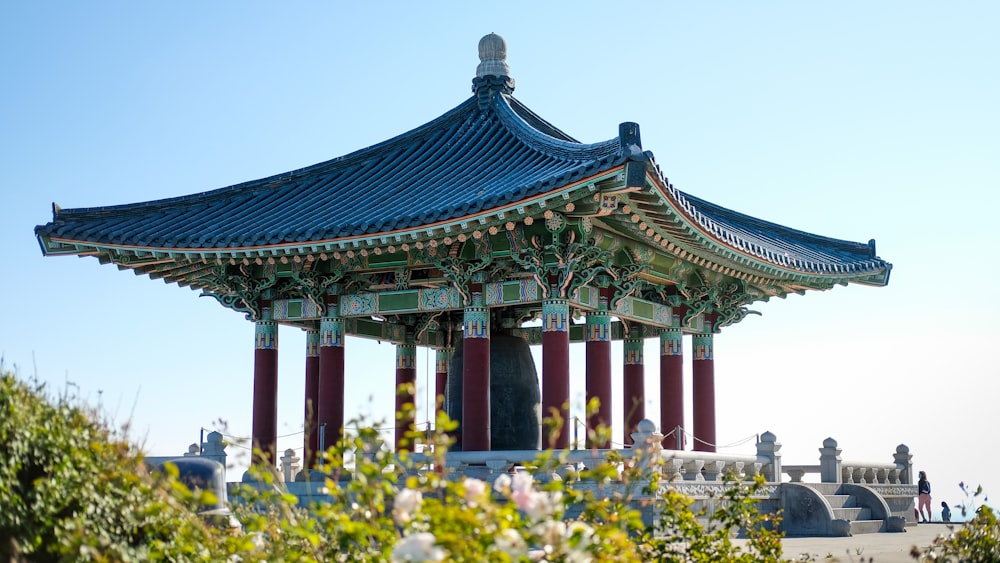 Templo de madera verde y marrón