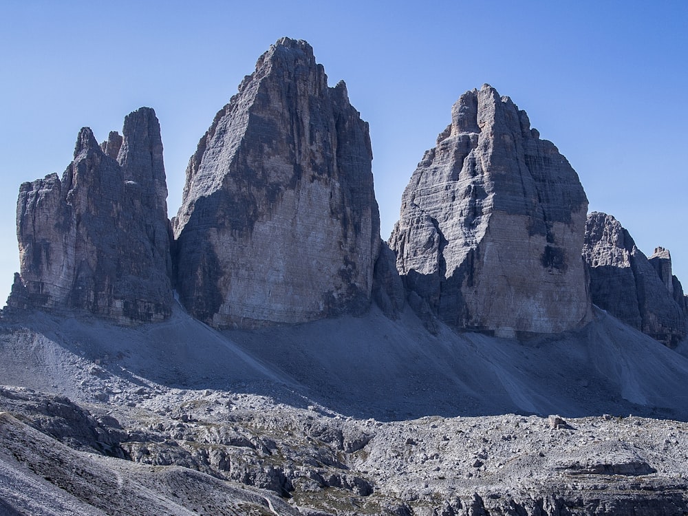 Brauner Rocky Mountain tagsüber unter blauem Himmel