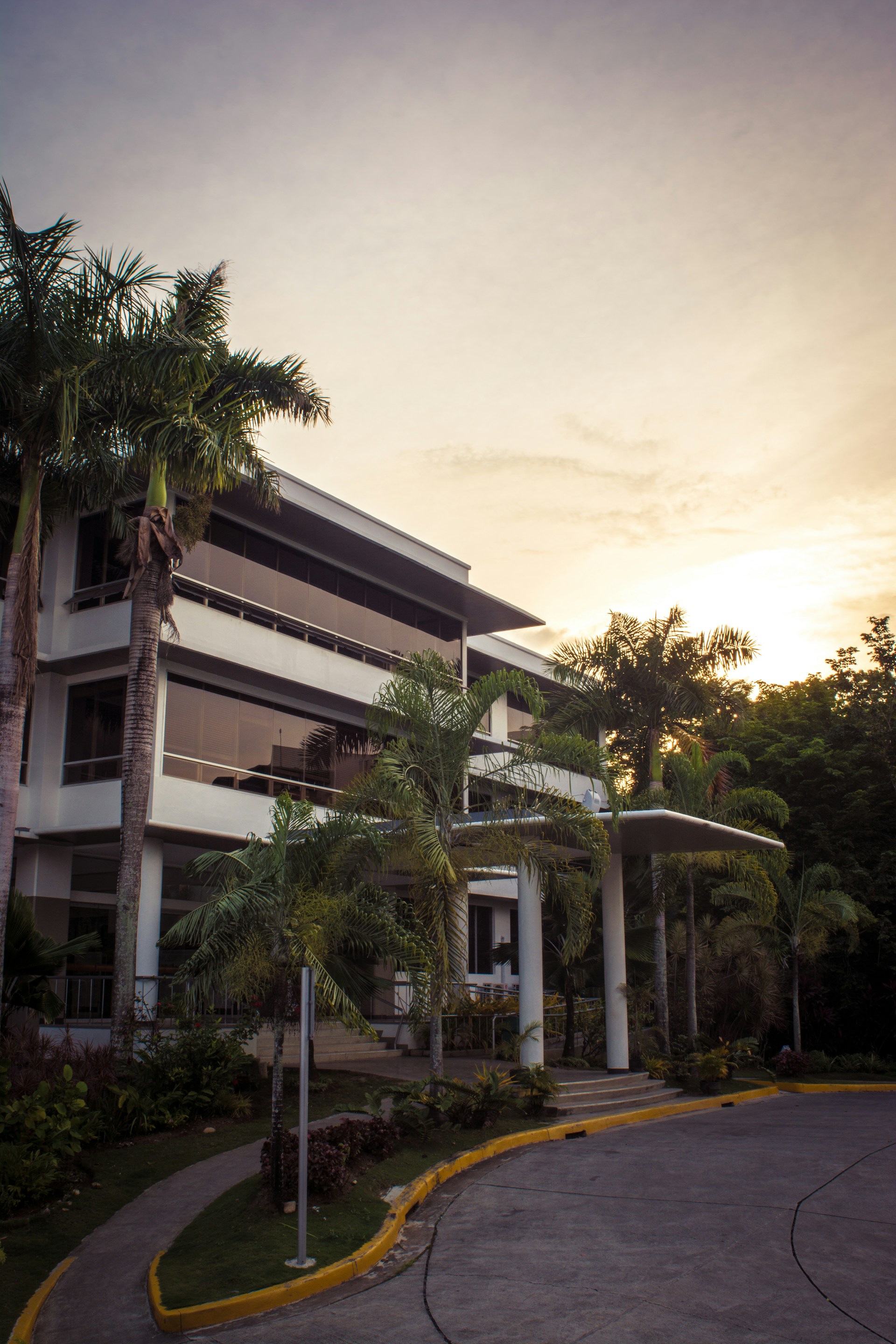 gray computer monitor