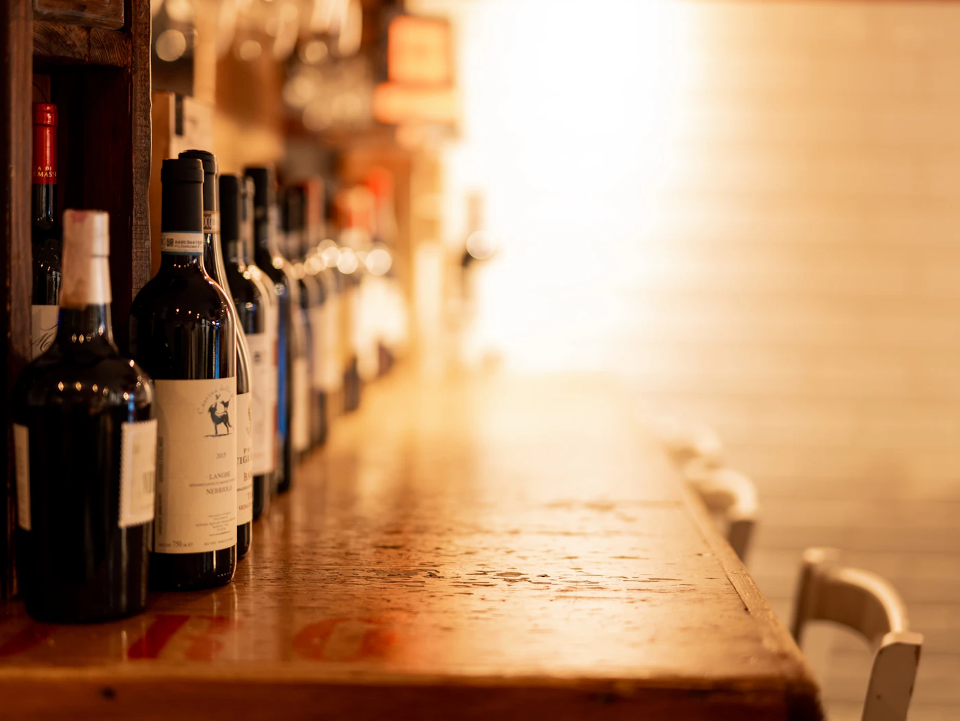 Bouteilles de vin sur un comptoir
