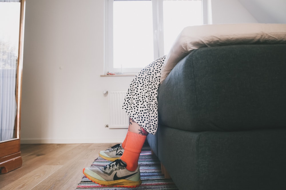 persona che indossa scarpe da corsa nere, bianche e rosse