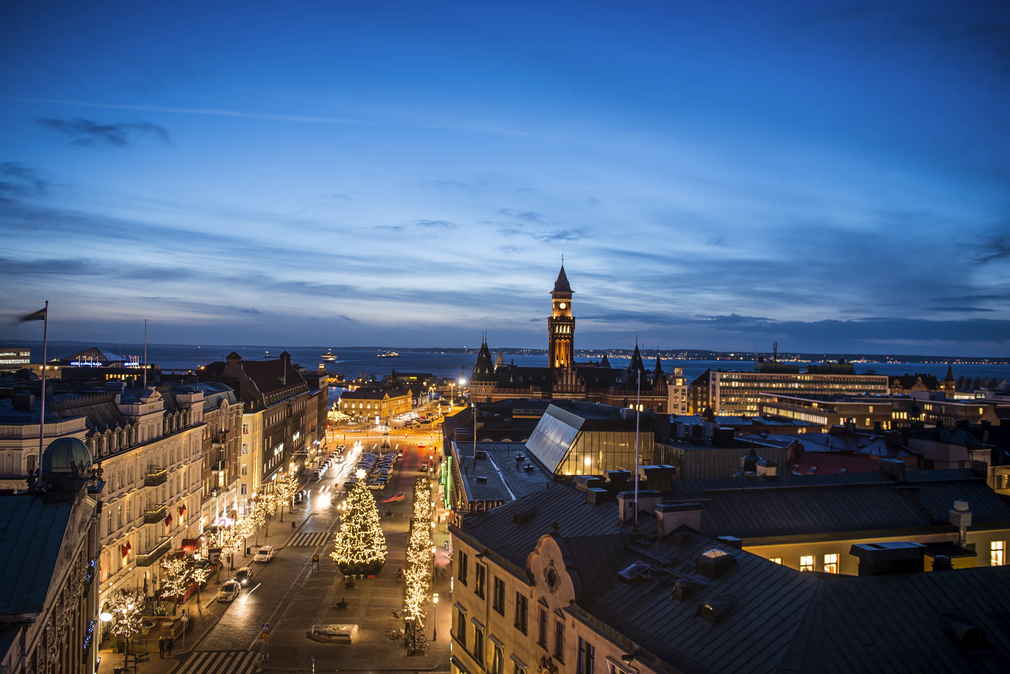 Helsingborg med höga hus i kvällsljus
