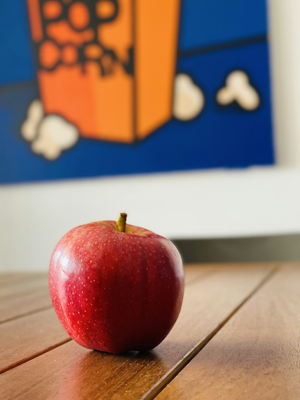 frutta di mela rossa sul tavolo di legno marrone