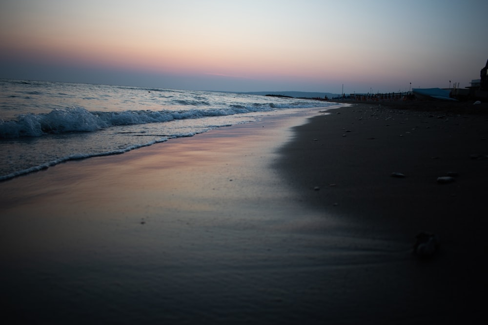 vagues de mer s’écrasant sur le rivage au coucher du soleil