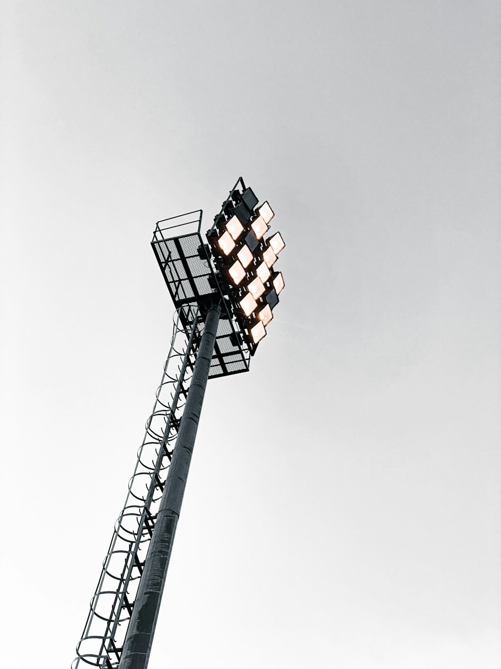 torre in bianco e nero sotto il cielo grigio