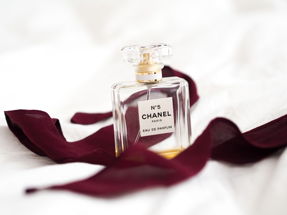 Clear glass perfume bottle with red ribbon photo – Free Vereinigtes  königreich Image on Unsplash