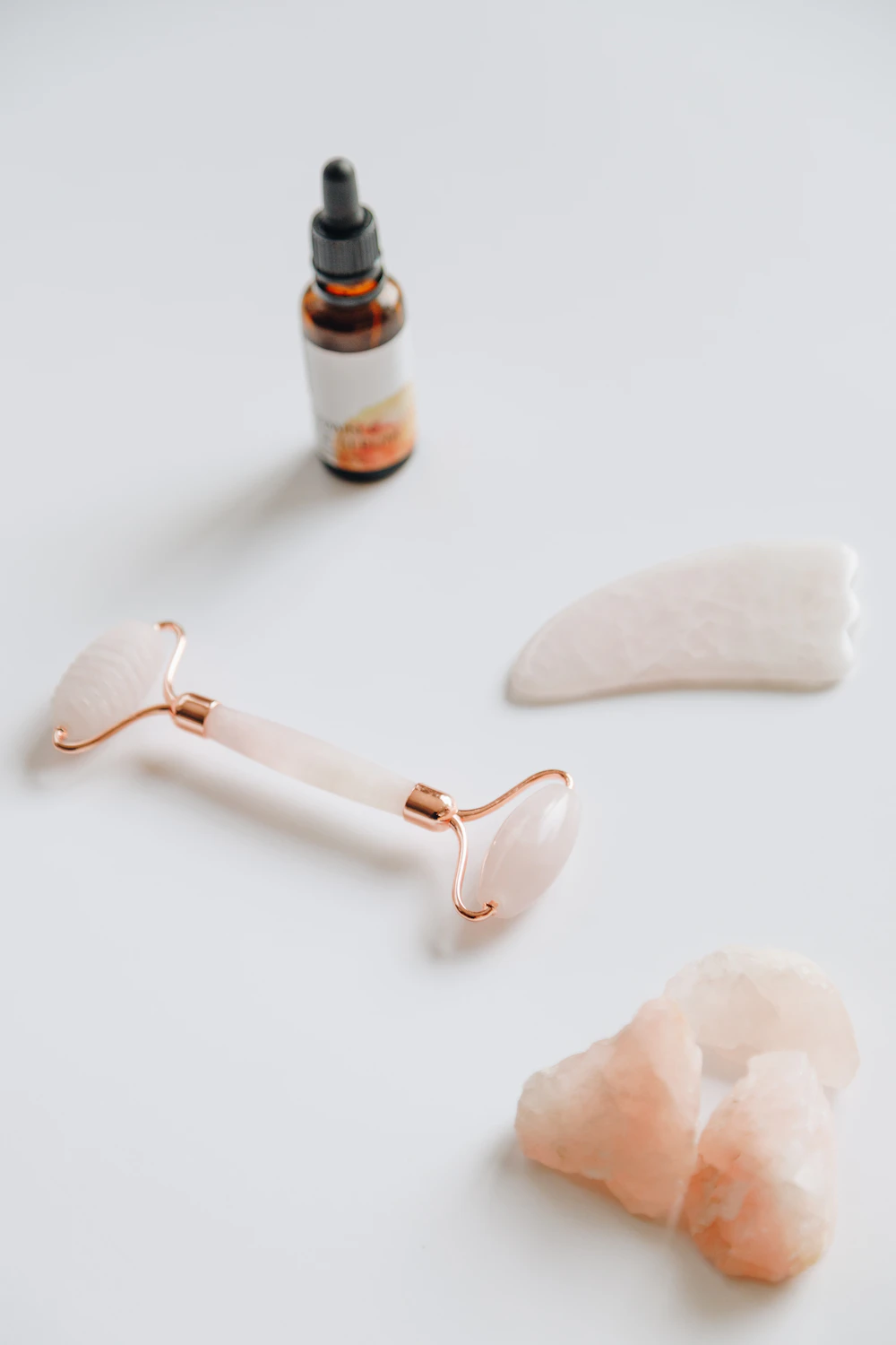 Detalle de productos de skincare ordenados sobre una mesada clara