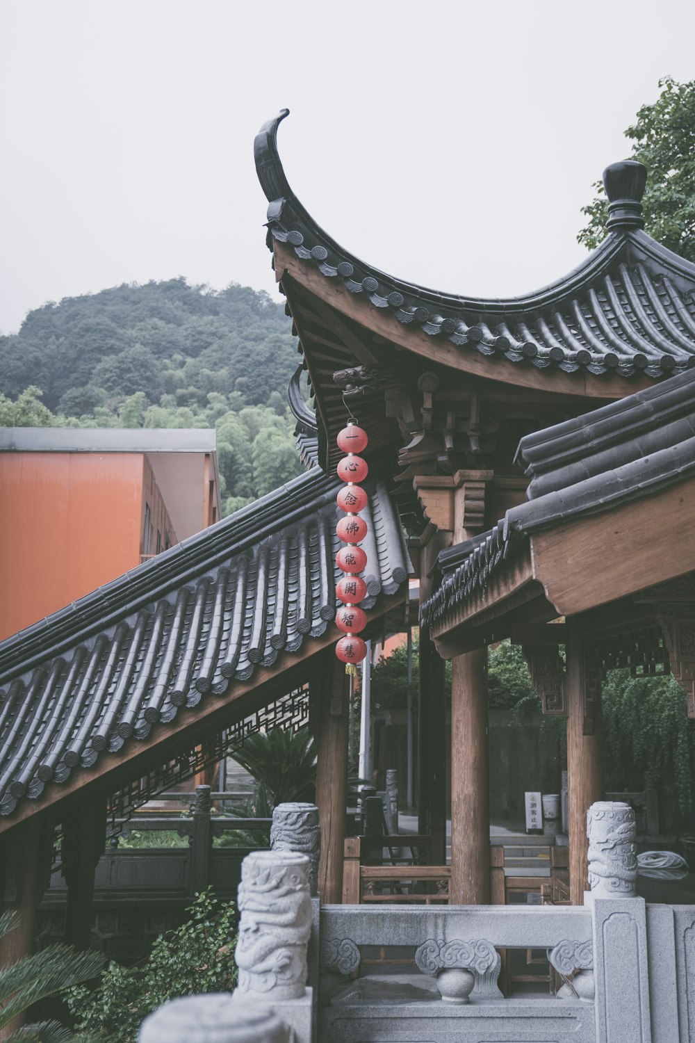 Roter und schwarzer chinesischer Tempel