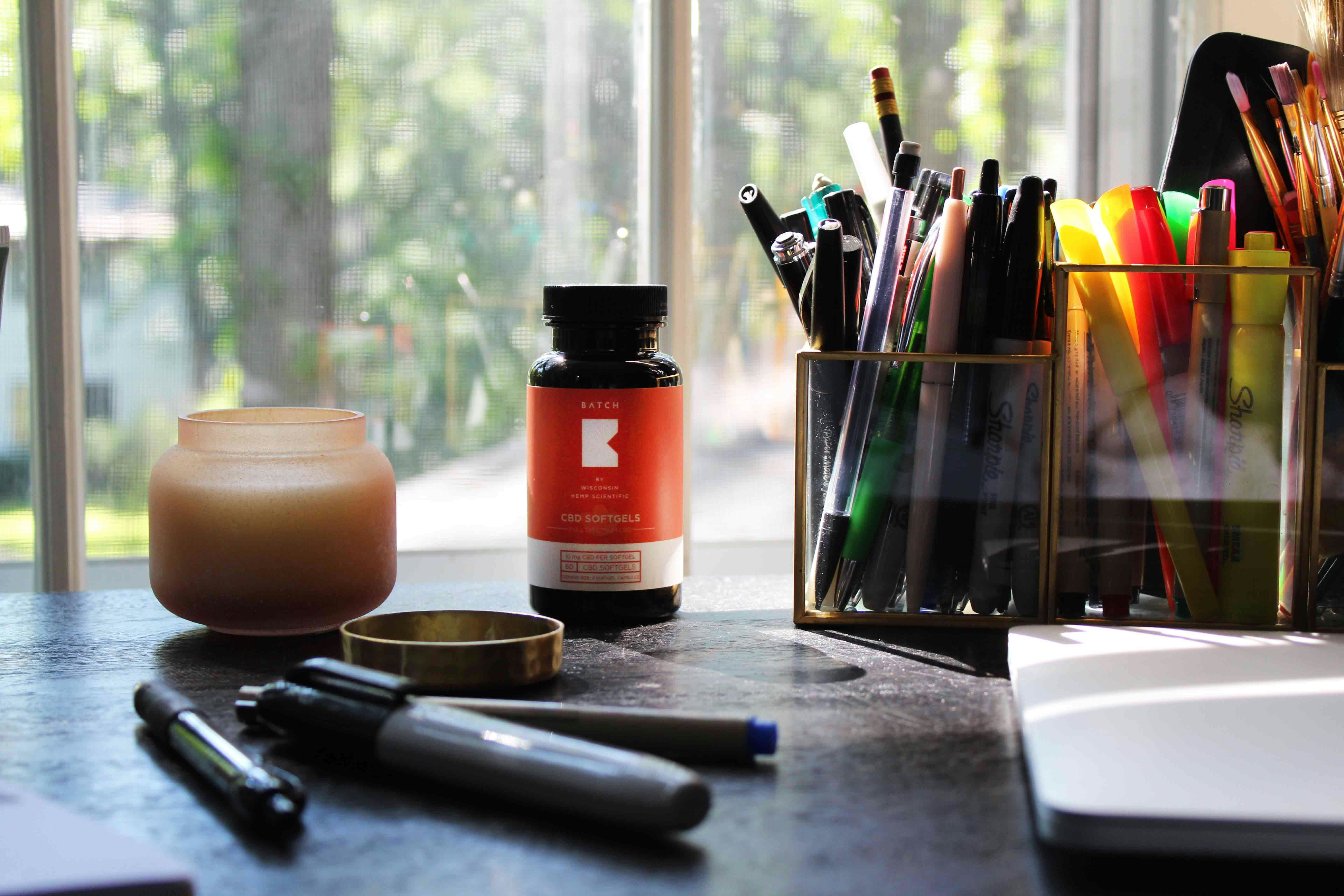 검은 색 펜과 검은 색 펜 옆에 빨간색과 검은 색 병