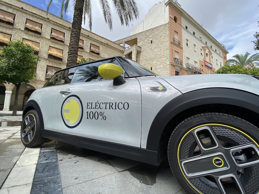 Coche plateado aparcado cerca del edificio Brown durante el día