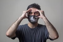 homem com dor de cabeça colocando as mãos na testa