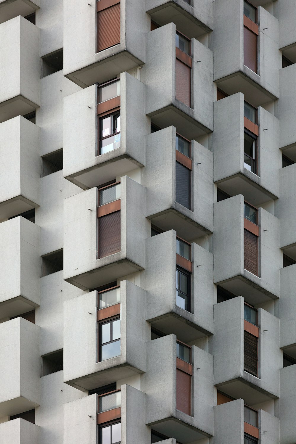 Edificio de hormigón blanco y marrón