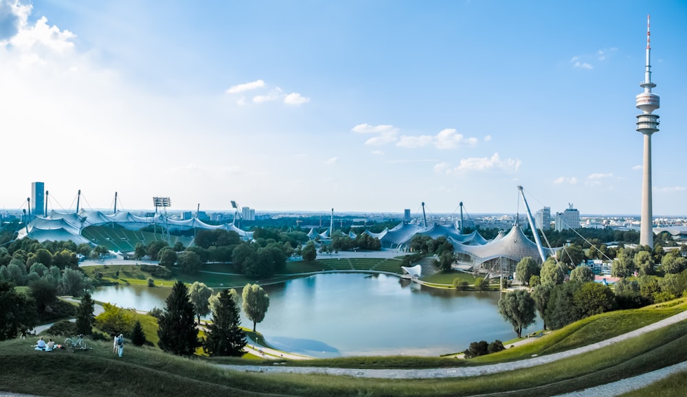 weiße und blaue Boote tagsüber auf dem Wasser