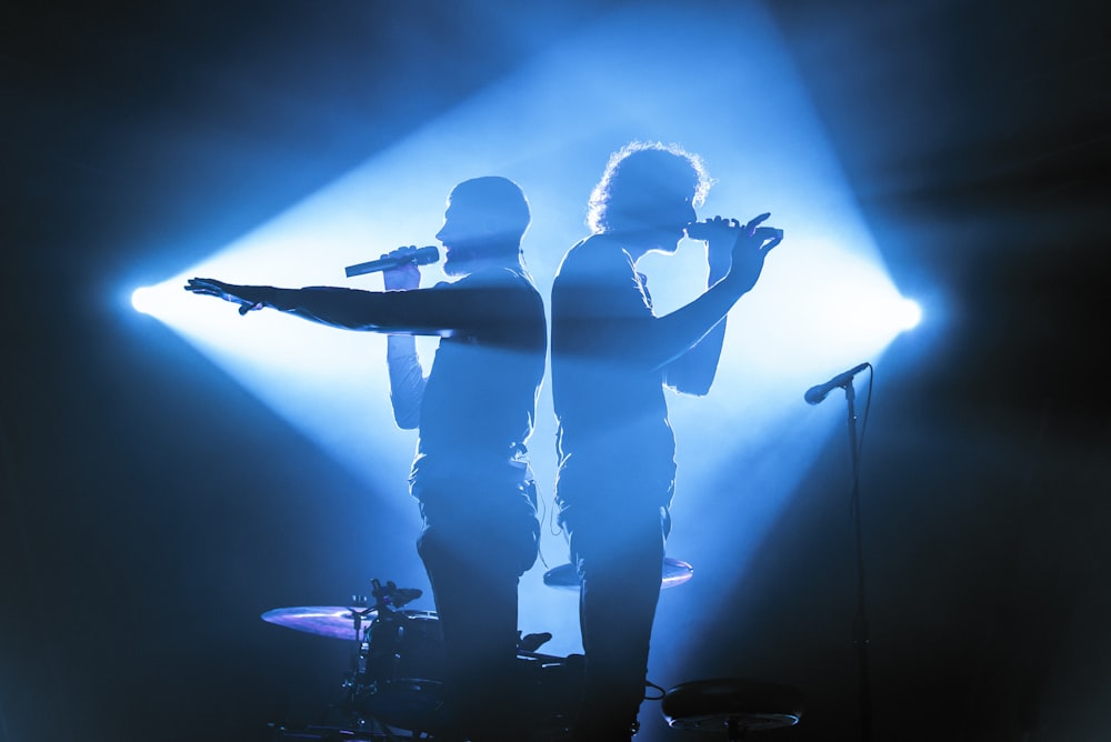 Hombre y mujer cantando en el escenario