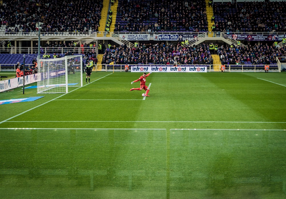 昼間はグラウンドでサッカーをする人々