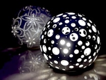 Sfærisk 3D-printet lampe med geometrisk mønster