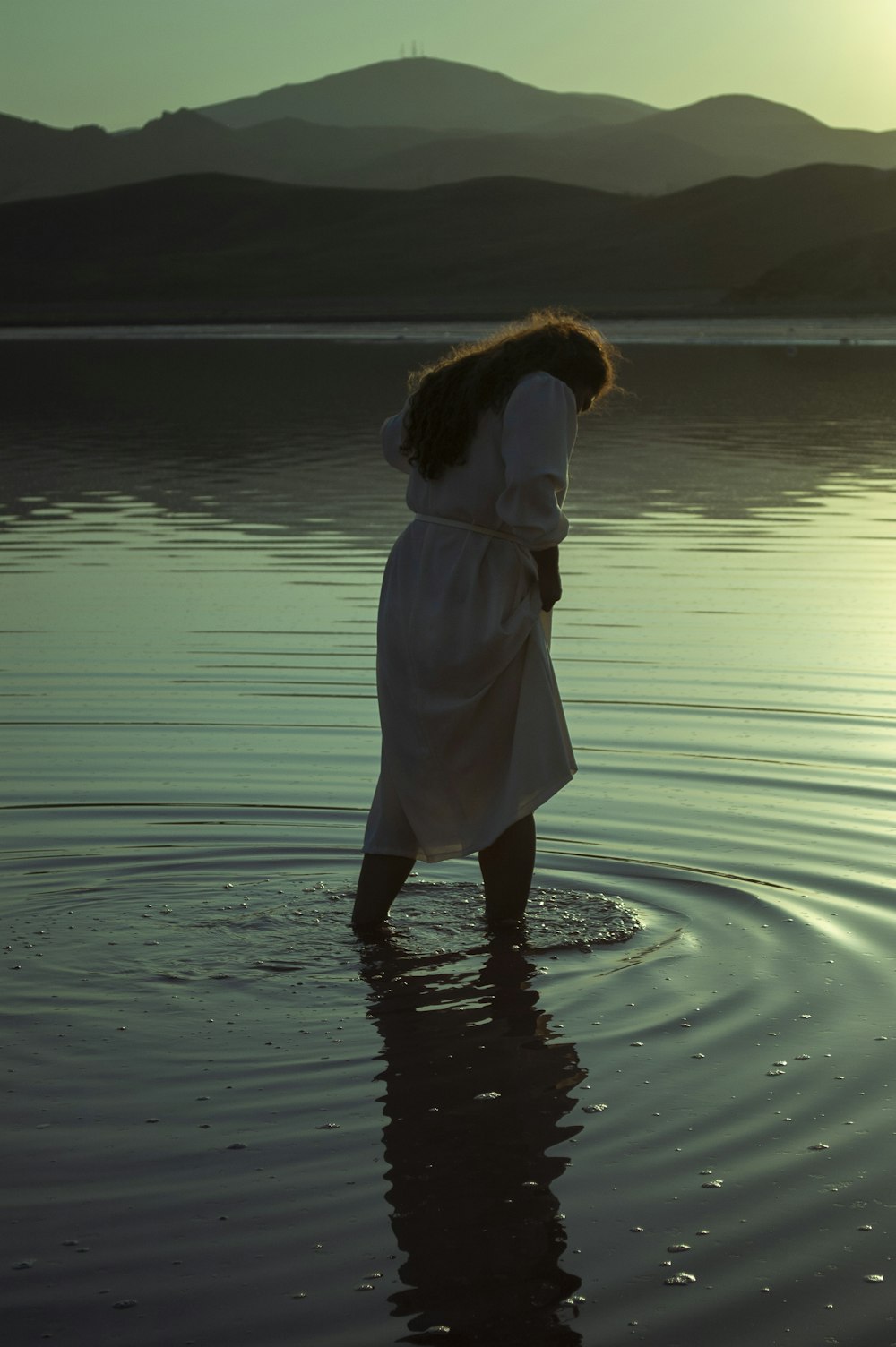 Frau in weißem Kleid, die tagsüber auf dem Wasser steht