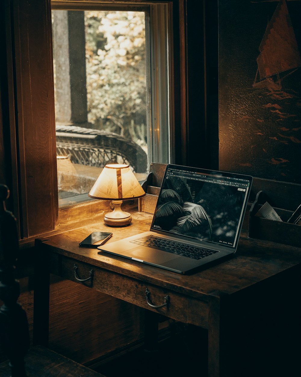 MacBook Pro sur table en bois marron