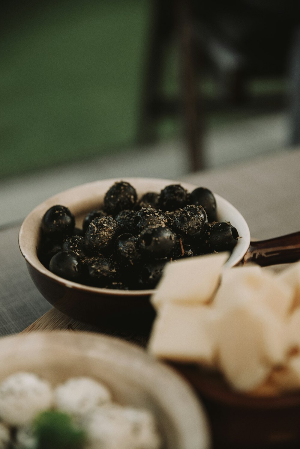 bayas negras sobre plato de cerámica blanca