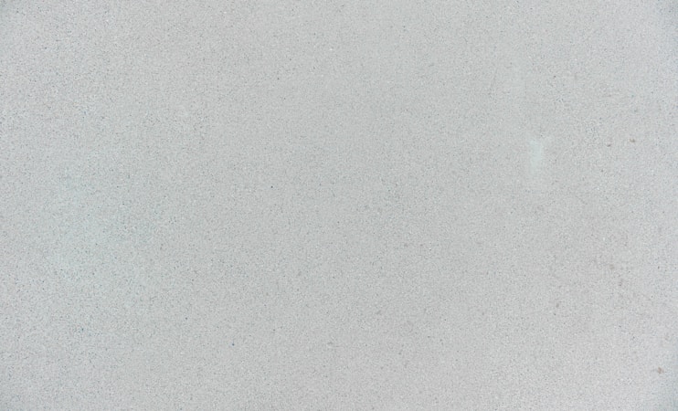 Calle colorida del pueblo de Tulum con tiendas y restaurantes locales