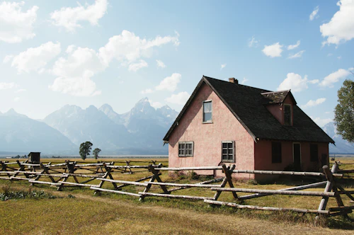 Holz-Bauernhaus auf der Wiese — Angebot im Pustertal