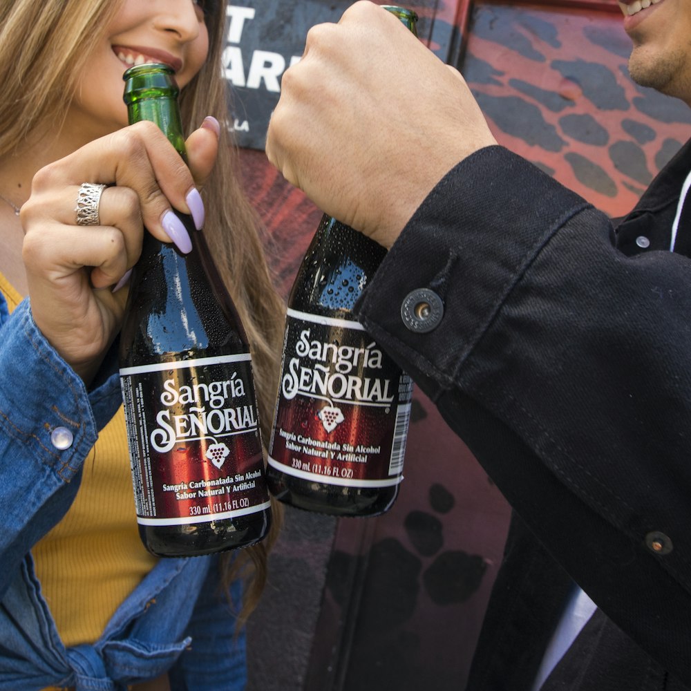 Frau in schwarzer Jacke mit Coca Cola Zero Flasche