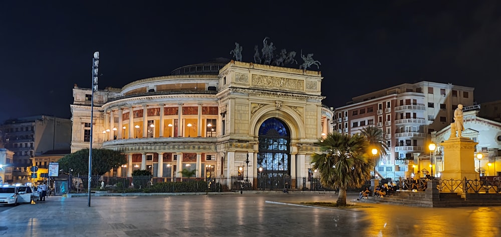 edificio in cemento bianco durante la notte